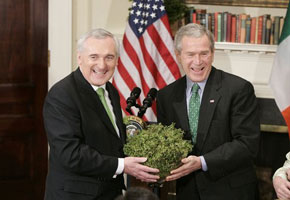 Le ministre irlandais Berthie Ahern offre un bol de trfles au prsident George W. Bush (2005)